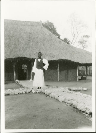 Evans-Pritchard's hut with Zande servant Mekana