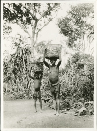 Zande woman and child carrying baskets