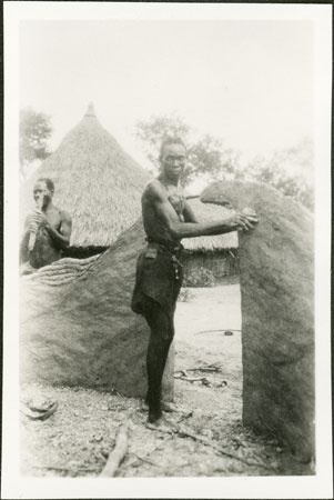 Building clay wall of Zande hut