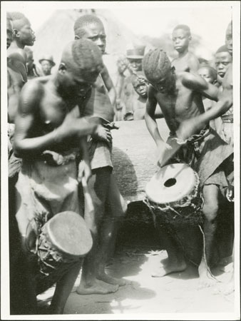Zande youths drumming