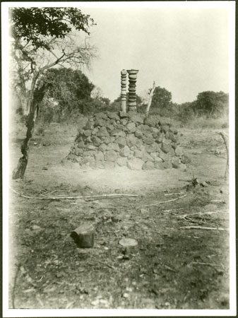 Bongo woman's grave