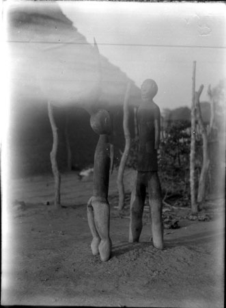 Bongo grave carvings