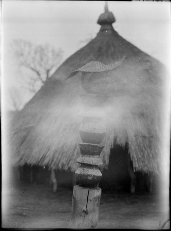 Bongo grave carving