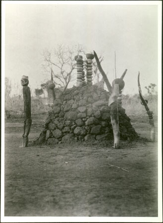 Bongo grave with carvings