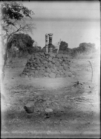 Bongo woman's grave