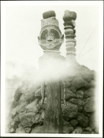 Bongo grave carving