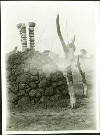 Bongo grave with carvings