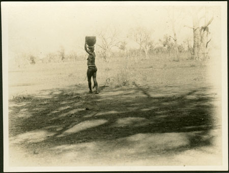 Jumjum woman carrying waterpot