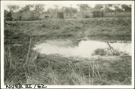 Nuer dry season camp at pool