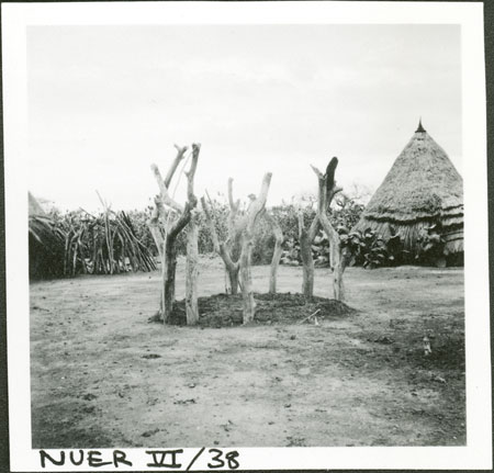 Nuer kraal fire