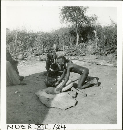 Nuer girl grinding