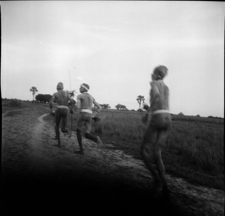 Nuer men running near Ler