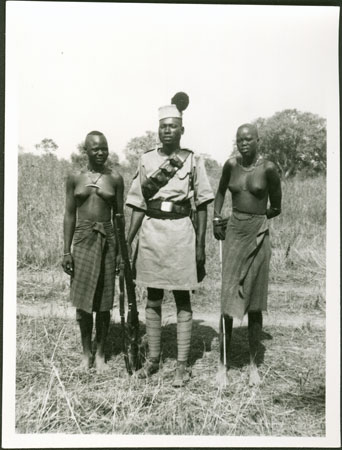 Soldier and two women in Mandari