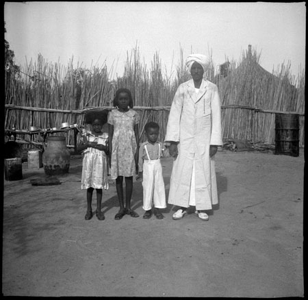 Man with children in Mandari