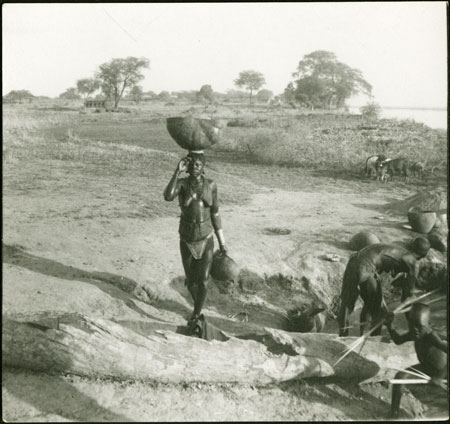 Mandari Kbora women collecting water
