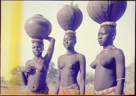 Mandari women carrying pots