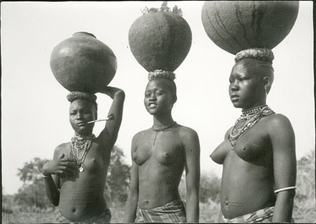Mandari women carrying pots