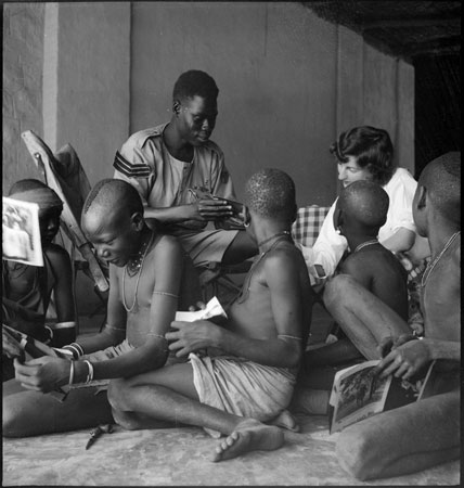 Buxton showing magazines to Mandari girls