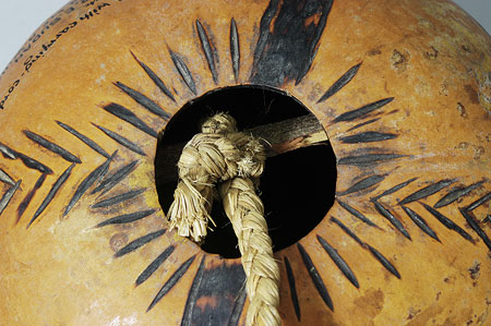 Nuer carrying gourds