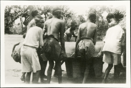 Carrying Zande wooden gong