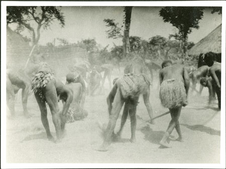 Zande women beating eleusine