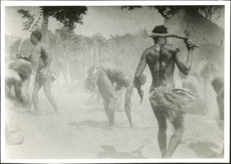 Zande women beating eleusine