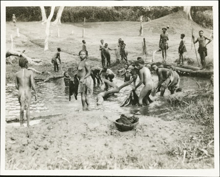 Zande circumcision initiates washing