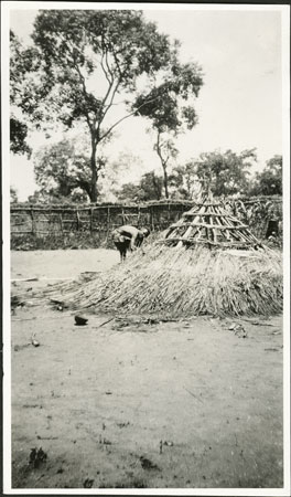 Zande hut roof construction