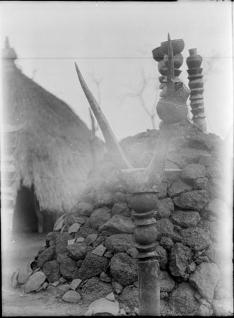 Bongo grave with carvings