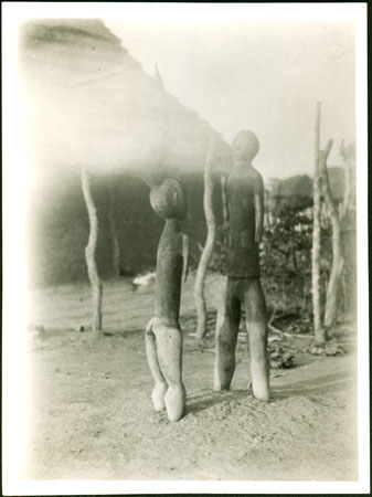 Bongo grave carvings