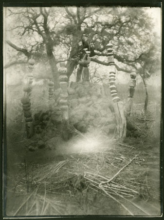 Bongo grave with carvings