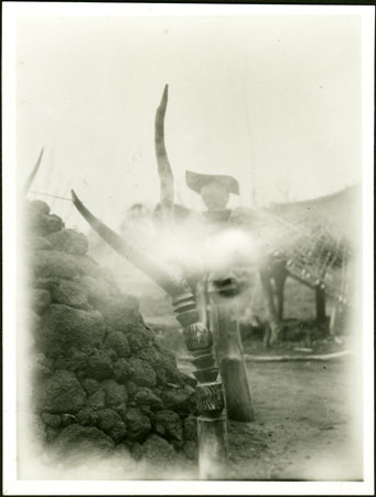 Bongo grave with carvings