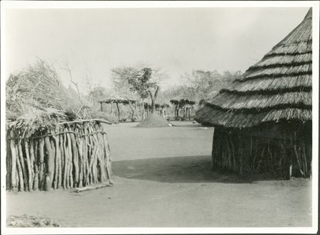 ?Morokodo homestead with grave