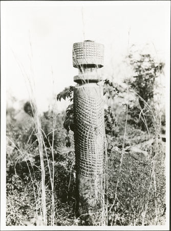 Avokaya grave post