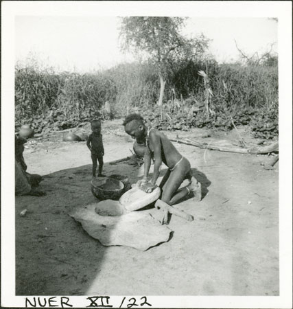 Nuer girl grinding