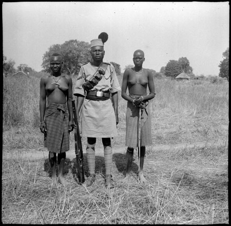 Soldier and two women in Mandari