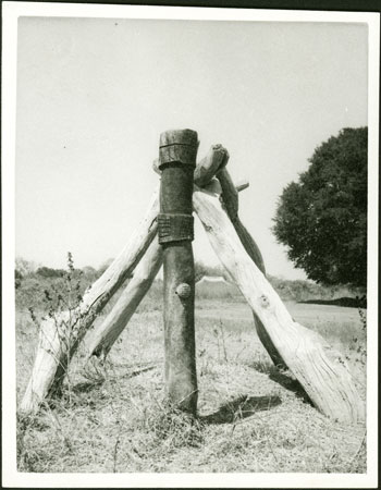 Mandari grave marker