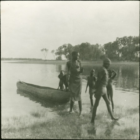 Mandari Kbora woman and children