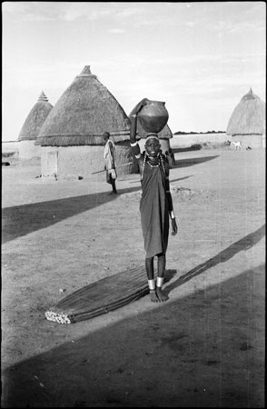 Shilluk girl with pot