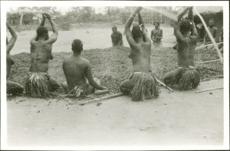 Zande women beating eleusine