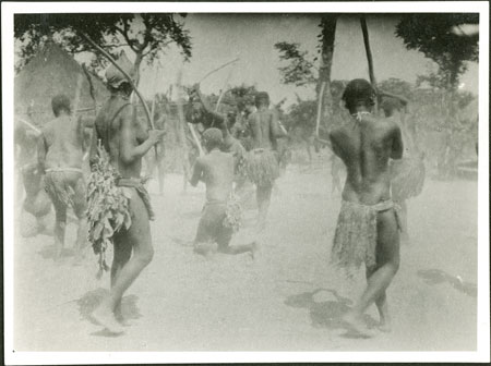 Zande women beating eleusine